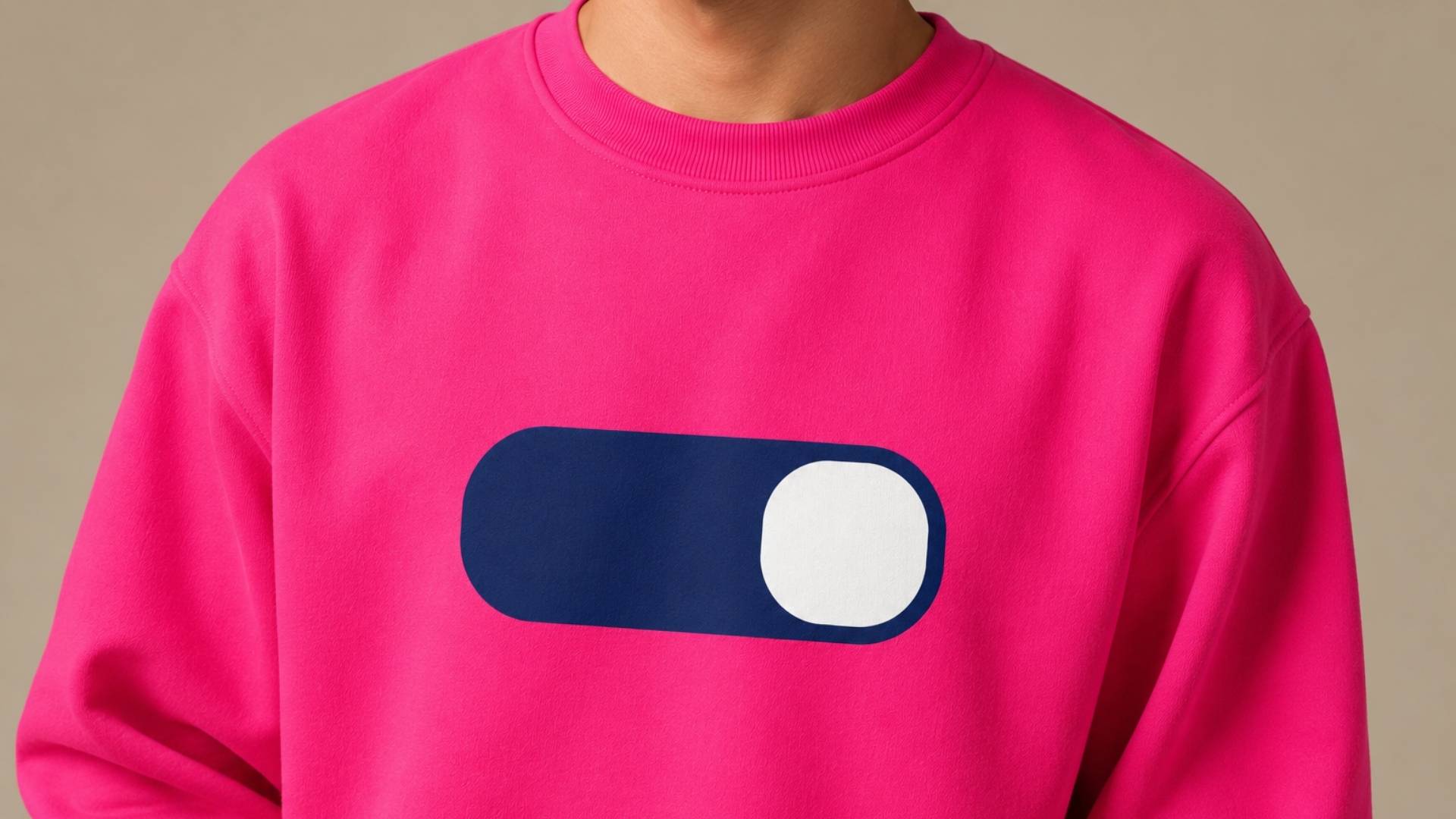 Sudadera rosa con el símbolo azul y blanco de WinT.