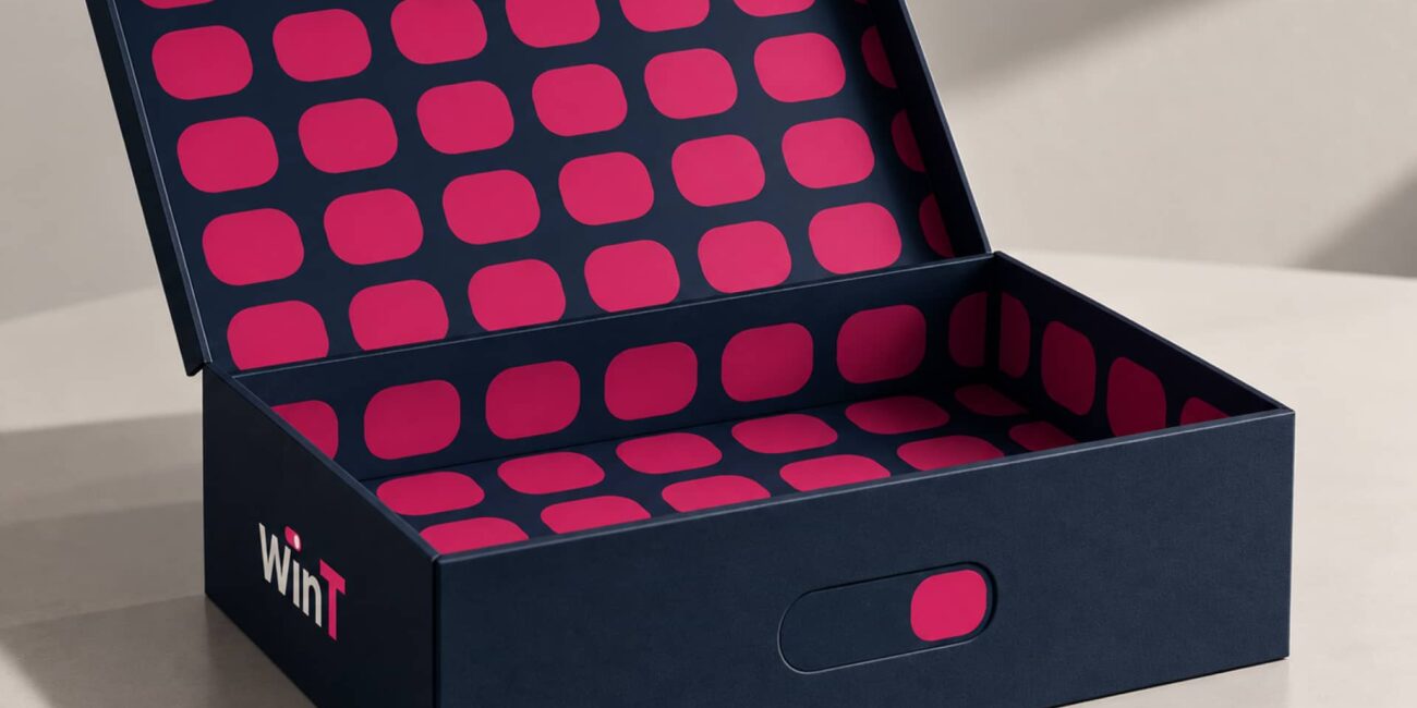 Caja de WinT con un patrón interior rosa y azul y su símbolo en el frontal.