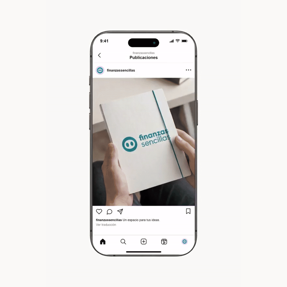 Móvil con la interfaz de Instagram y un carrusel de Finanzas Sencillas diseñado por Bocau, en una composición cuadrada.